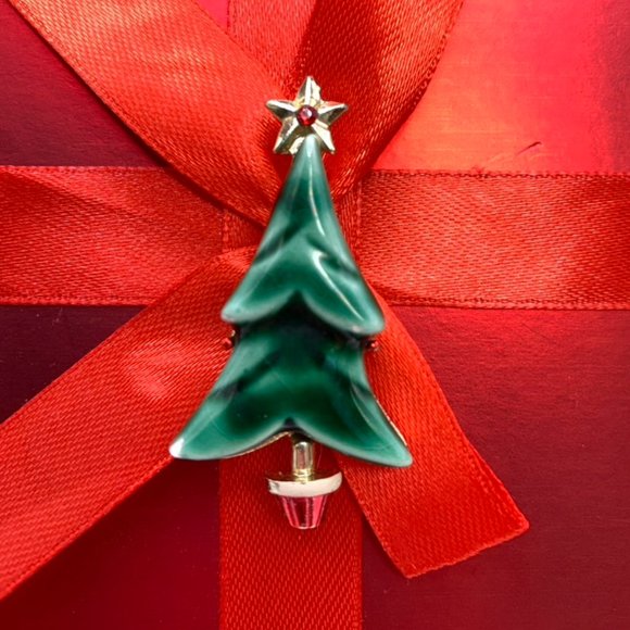 Beatriz Rare Collectible Christmas Pin - Picture 1 of 3